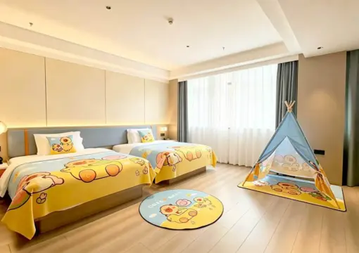 Kindliches Familienzimmer (kindliches Thema, Kinderausstattung, Spielzelt)