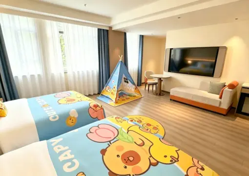 Kindliches Familienzimmer (kindliches Thema, Kinderausstattung, Spielzelt)
