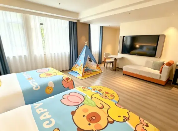Habitación familiar con temática infantil (temática infantil, artículos para niños, tienda de juegos)