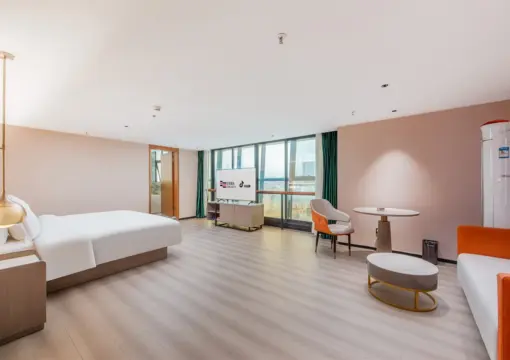 Hin- und Herrollen im großen Schlafzimmer