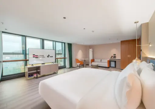Hin- und Herrollen im großen Schlafzimmer